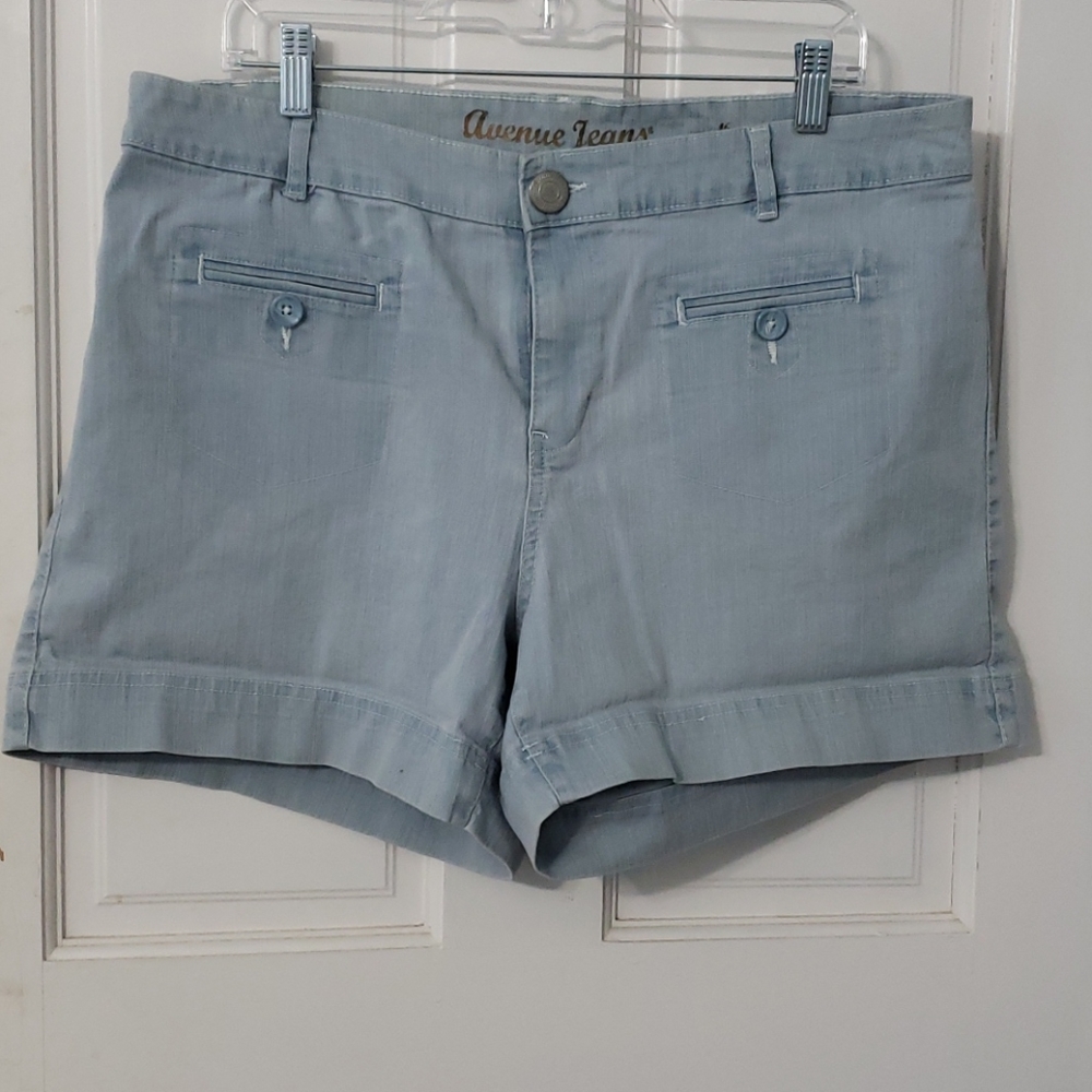 Woman's Avenue Size 16 Shorts